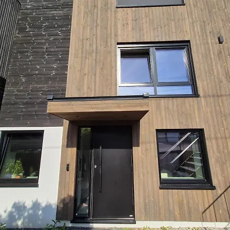 Newly Renovated And Stylish Apartment *